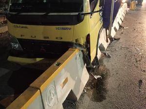 Truk Tabrak Separator Jalan di MT Haryono, Lalin Arah Cawang Padat