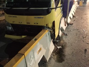 Truk Tabrak Separator Jalan di MT Haryono, Lalin Arah Cawang Padat