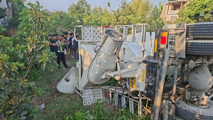 Truk molen yang oleng lalu menabrak pagar dan berujung masuk ke sawah di Jalan Ngablak, Demangan, Jambidan, Banguntapan, Bantul.