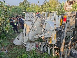 Truk Molen Tabrak Pagar Lalu Terguling di Banguntapan Bantul, 1 Orang Tewas