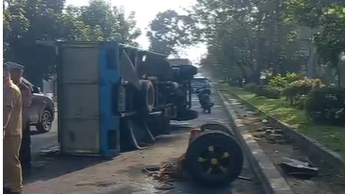 Truk terguling di Medan. (Dok Polrestabes Medan)