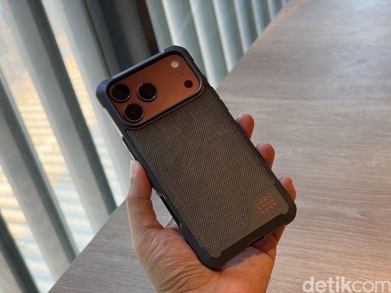 UAG Metropolis LT Ultra 200X
