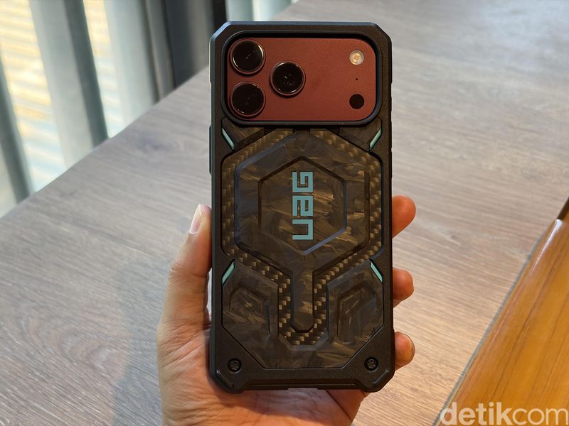 UAG Monarch Pro Forged Carbon Blue
