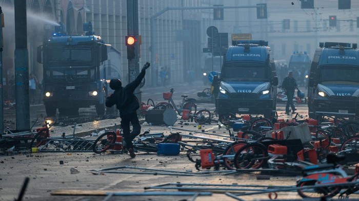 Unjuk rasa rusuh di Bologna, Italia, pada Sabtu (17/10) waktu setempat (REUTERS/MICHELE LAPINI)