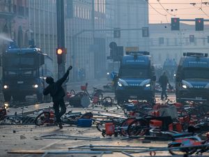 Demo Protes Biaya Hidup di Prancis Meluas ke Italia, Belgia hingga Portugal