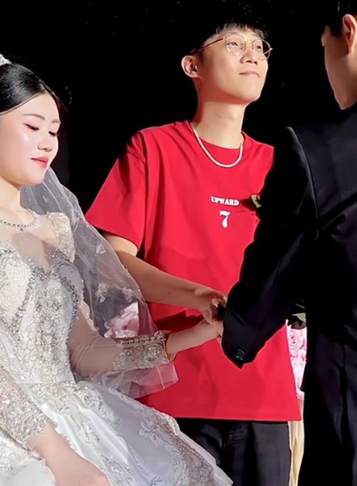 Video pernikahan dviral setelah sosok ayah pengantin wanita menyedot perhatian publik karena parasnya yang awet muda hingga dikira kakaknya.