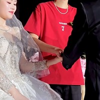 Viral Momen Resepsi Bikin Salfok Paras Ayah Pengantin Wanita yang Awet Muda