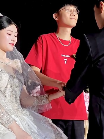 Viral Momen Resepsi Bikin Salfok Paras Ayah Pengantin Wanita yang Awet Muda