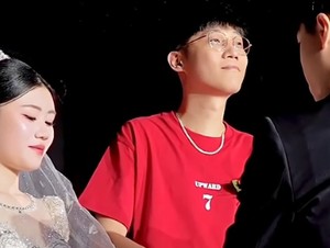 Viral Momen Resepsi Bikin Salfok Paras Ayah Pengantin Wanita yang Awet Muda