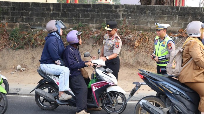 Wakapolda Bangka Belitung (Babel) Brigjen Murry Mirranda turun langsung ke jalan memantau situasi arus lalu lintas.
