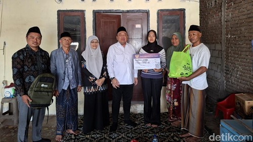 Wakil Ketua Komisi X DPR Lalu Hadrian Irfani bersama Rektor UNU NTB Baiq Mulianahmenyerahkan bantuan KIP Kuliah di Kuripan, Lombok Barat, Senin (19/10/2026). (Foto: Ahmad Viqi/detikBali)