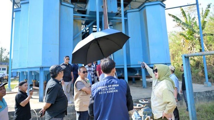 Wali Kota Kendari Siska Karina Imran mengecek debit air di instalasi pengambilan air (intake) Anggoeya, Kota Kendari.