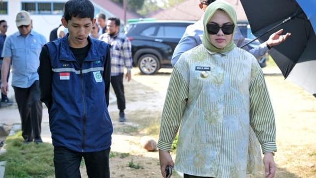 Wali Kota Kendari Siska Karina Imran mengecek debit air di instalasi pengambilan air (intake) Anggoeya, Kota Kendari.