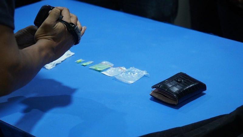 Wanita kedapatan menyembunyikan sabu dan pil ekstasi di dalam dompetnya. (Foto: Dok Rutan Kelas 1 Medan)