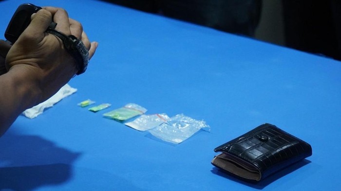 Wanita kedapatan menyembunyikan sabu dan pil ekstasi di dalam dompetnya. (Foto: Dok Rutan Kelas 1 Medan)