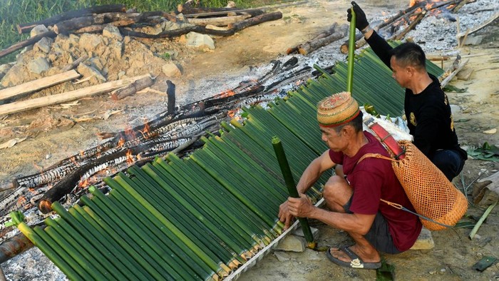 Warga Dayak Bahau Bakar 500 Lemang untuk Sambut Festival Hudoq 2026 Warga membakar lemang di Desa Long Pahangai, Mahakam Ulu, Kalimantan Timur, Senin (19/10/2026). Warga suku Dayak Bahau bergotong royong membakar sekitar 500 lemang yang dipersiapkan untuk menjamu para tamu Festival Hudoq 2026 yang akan berlangsung pada 20-22 Oktober mendatang. ANTARA FOTO/Angga Palguna/nym.
