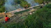 Warga membakar lemang di Desa Long Pahangai, Mahakam Ulu, Kalimantan Timur. Sekitar 500 lemang disiapkan secara gotong royong oleh warga suku Dayak Bahau untuk menjamu tamu Festival Hudoq 2026.&nbsp;ANTARA FOTO/Angga Palguna