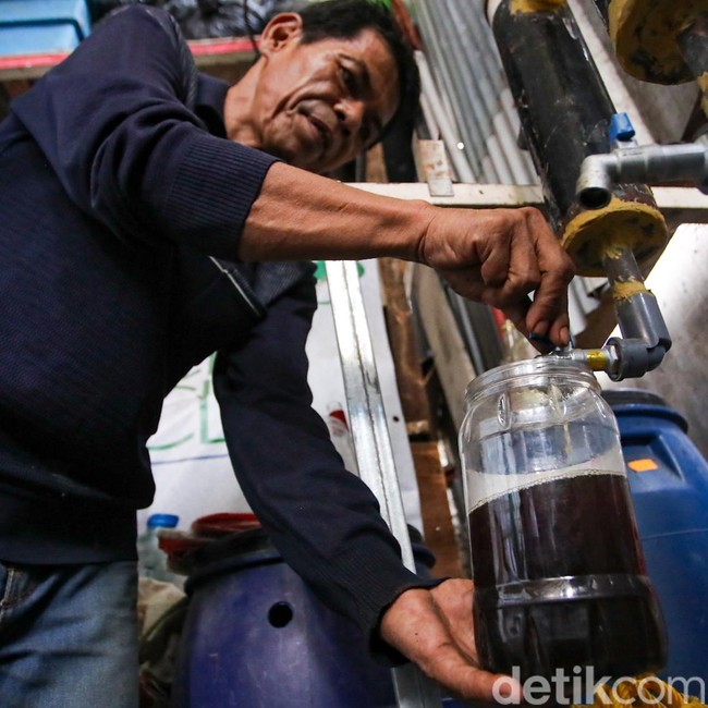 Warga Karet Kuningan Olah Sampah Plastik Jadi BBM Alternatif