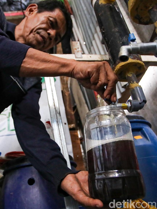 Warga Karet Kuningan Olah Sampah Plastik Jadi BBM Alternatif