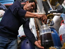 Warga Karet Kuningan Olah Sampah Plastik Jadi BBM Alternatif