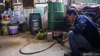 Warga memanfaatkan mesin pengolah untuk mengubah sampah plastik dan styrofoam menjadi bahan bakar alternatif di Bank Sampah RW 01 Karet Kuningan, Jakarta Selatan. Program ini mendukung pengelolaan sampah secara mandiri di lingkungan permukiman.