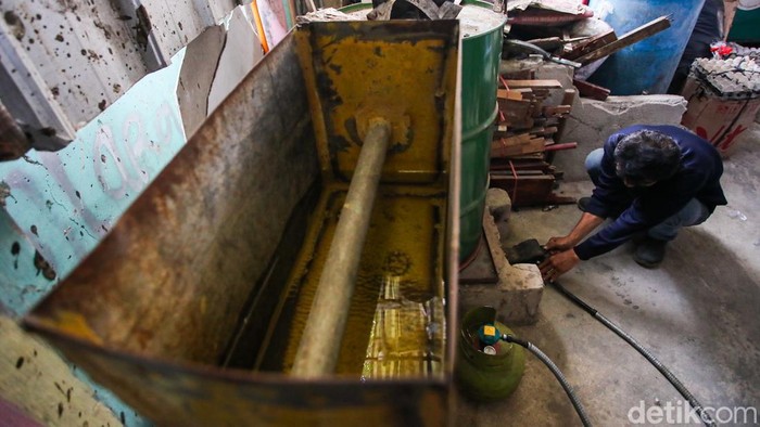 Warga mengolah sampah plastik menjadi bahan bakar minyak (BBM) alternatif di Bank Sampah RW 01 Karet Kuningan, Jakarta Selatan, Senin (19/10/2026). Inovasi ini menjadi upaya warga memanfaatkan limbah plastik agar memiliki nilai guna.