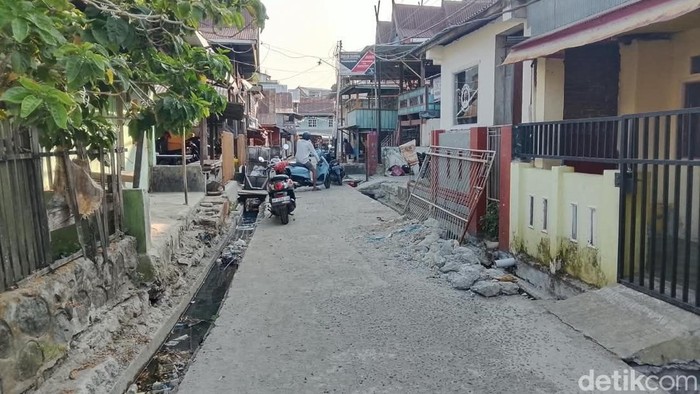 Warga Parepare keluhkan proyek jalan lorong yang terhenti, akses kendaraan terputus selama dua bulan.