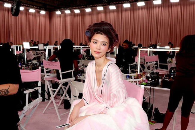 Tidak ada kata-kata yang mampu menggambarkan betapa haru dan gembiranya perasaanku saat ini. Terima kasih banyak telah mengundangku ke fashion show ini. Foto: Getty Images for Victorias Secr/Dimitrios Kambouris
