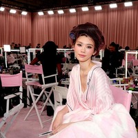 Tidak ada kata-kata yang mampu menggambarkan betapa haru dan gembiranya perasaanku saat ini. Terima kasih banyak telah mengundangku ke fashion show ini. Foto: Getty Images for Victorias Secr/Dimitrios Kambouris