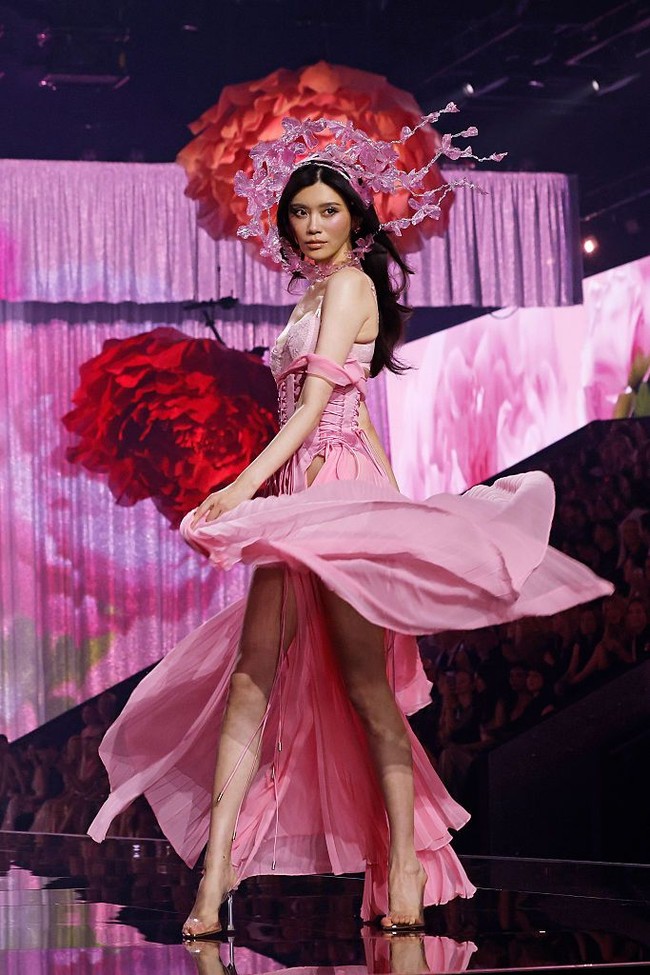 Ming Xi terakhir kali berpartisipasi dalam parade lingerie VS pada 2018, tak lama sebelum pernikahannya dengan pengusaha yang merupakan anak raja kasino Makau, Mario Ho, pada 2019.&nbsp;Foto: FilmMagic/Taylor Hill