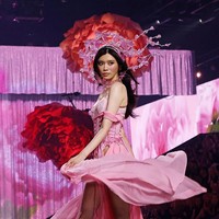 Ming Xi terakhir kali berpartisipasi dalam parade lingerie VS pada 2018, tak lama sebelum pernikahannya dengan pengusaha yang merupakan anak raja kasino Makau, Mario Ho, pada 2019.&nbsp;Foto: FilmMagic/Taylor Hill