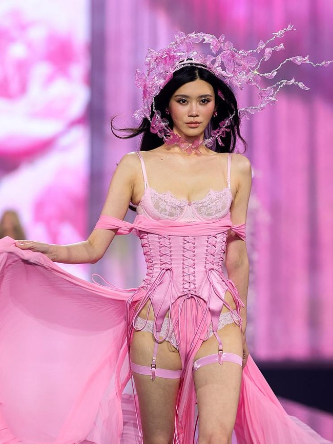 Foto Ming Xi Kembali ke Victorias Secret, Menantu Raja Judi Curi Atensi