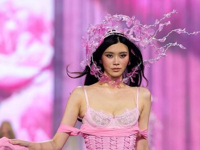 Foto Ming Xi Kembali ke Victorias Secret, Menantu Raja Judi Curi Atensi