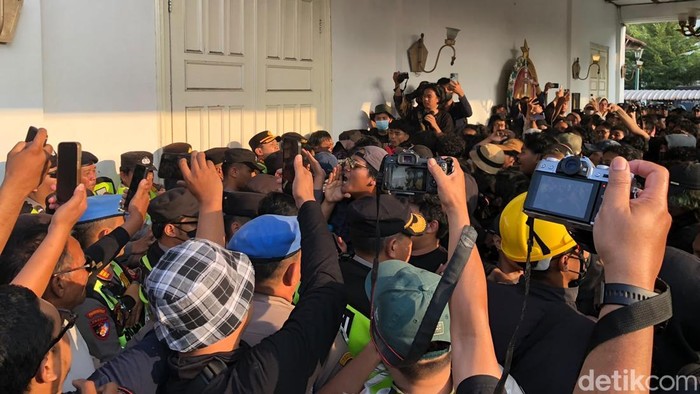 Aksi massa mahasiswa menyampaikan aspirasi di depan gedung DPRD DIY, Malioboro, Kota Jogja, Selasa (20/10/2026) sore.