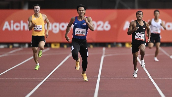 Pelari para Indonesia Alfin Nomleni (kanan) memacu kecepatannya pada garis finis final 400 meter T20 Asian Para Games 2026 di Stadion Paloma Mizuho, Nagoya, Aichi, Jepang, Selasa (20/10/2026). Alfin Nomleni berhasil meraih medali perunggu usai mencatatkan waktu 49,18 detik. ANTARA FOTO/M Risyal Hidayat/nz