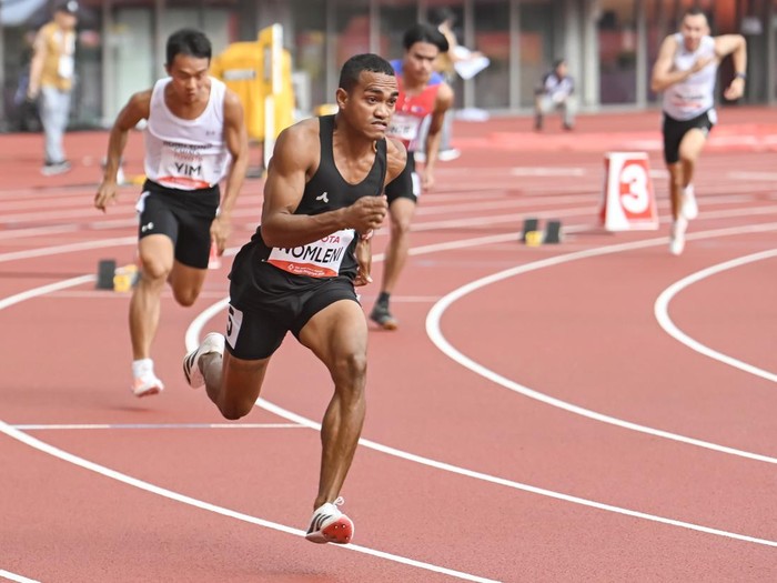 Pelari para Indonesia Alfin Nomleni (kanan) memacu kecepatannya pada garis finis final 400 meter T20 Asian Para Games 2026 di Stadion Paloma Mizuho, Nagoya, Aichi, Jepang, Selasa (20/10/2026). Alfin Nomleni berhasil meraih medali perunggu usai mencatatkan waktu 49,18 detik. ANTARA FOTO/M Risyal Hidayat/nz