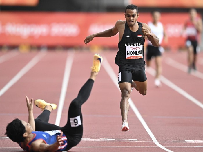 Pelari para Indonesia Alfin Nomleni (kanan) memacu kecepatannya pada garis finis final 400 meter T20 Asian Para Games 2026 di Stadion Paloma Mizuho, Nagoya, Aichi, Jepang, Selasa (20/10/2026). Alfin Nomleni berhasil meraih medali perunggu usai mencatatkan waktu 49,18 detik. ANTARA FOTO/M Risyal Hidayat/nz