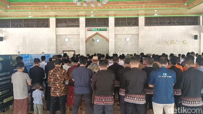 ASN dan warga di Bojonegoro melakukan salat Istiska memohon hujan karena suhu ekstrem di Kota Minyak tembus 38 derajat celsius.