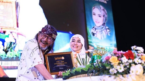 Bambang Pranoto dan istrinya saat menerima penghargaan superbrands