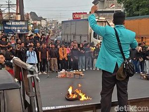 Mahasiswa Soloraya Sampaikan Aspirasi di Tugu Kartasura Sukoharjo