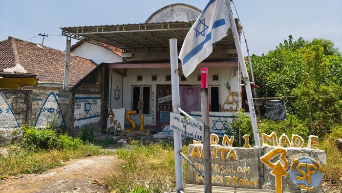 Bendera Israel yang dipasang di rumah warga Desa Made, Lamongan