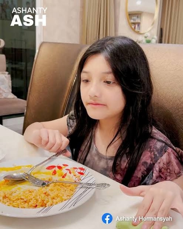 Bikin Konten Kuliner, Arsy Hermansyah Review Nasi Jerami dan Jajanan SD! Bikin Konten Kuliner, Arsy Hermansyah Review Nasi Jerami dan Jajanan SD!