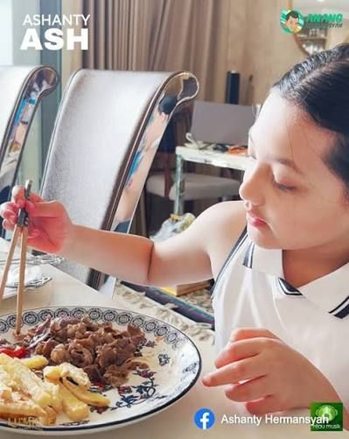 Bikin Konten Kuliner, Arsy Hermansyah Review Nasi Jerami dan Jajanan SD! Bikin Konten Kuliner, Arsy Hermansyah Review Nasi Jerami dan Jajanan SD!