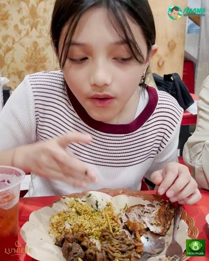 Bikin Konten Kuliner, Arsy Hermansyah Review Nasi Jerami dan Jajanan SD! Bikin Konten Kuliner, Arsy Hermansyah Review Nasi Jerami dan Jajanan SD!