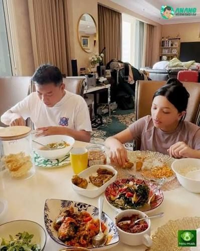 Bikin Konten Kuliner, Arsy Hermansyah Review Nasi Jerami dan Jajanan SD! Bikin Konten Kuliner, Arsy Hermansyah Review Nasi Jerami dan Jajanan SD!