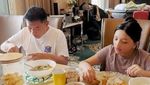 Bikin Konten Kuliner, Arsy Hermansyah Review Nasi Jerami dan Jajanan SD!