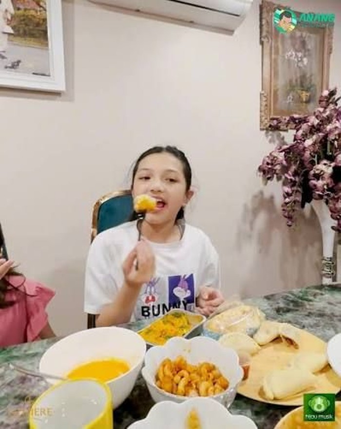 Bikin Konten Kuliner, Arsy Hermansyah Review Nasi Jerami dan Jajanan SD! Bikin Konten Kuliner, Arsy Hermansyah Review Nasi Jerami dan Jajanan SD!