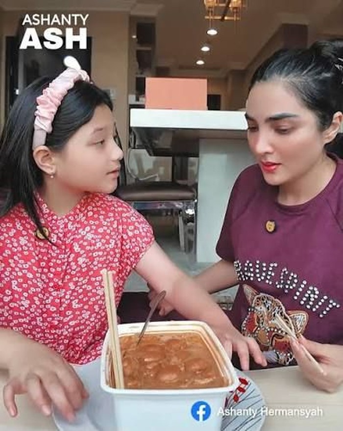 Bikin Konten Kuliner, Arsy Hermansyah Review Nasi Jerami dan Jajanan SD! Bikin Konten Kuliner, Arsy Hermansyah Review Nasi Jerami dan Jajanan SD!