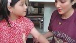 Bikin Konten Kuliner, Arsy Hermansyah Review Nasi Jerami dan Jajanan SD!