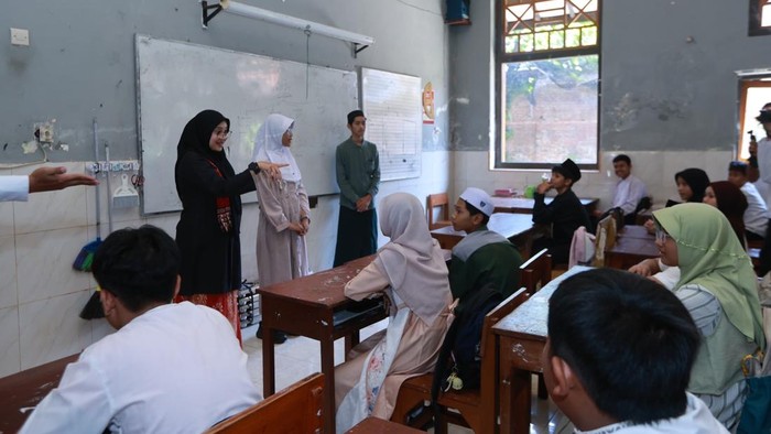 Bupati Banyuwangi Ipuk Fiestiandani saat mengikuti program Santri Mengajar